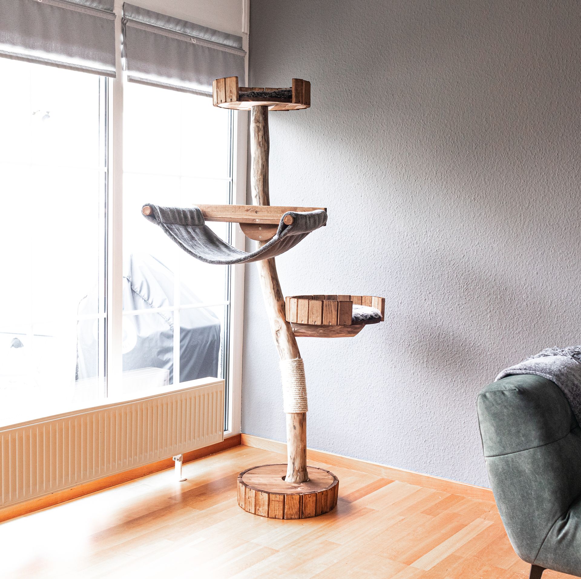 Handgemachte Echtholz-Katzenmöbel - individuell, exclusiv, nachhaltig. Echtholz Katzenkratzbaum. Der Tom Cat Lounge Tower.