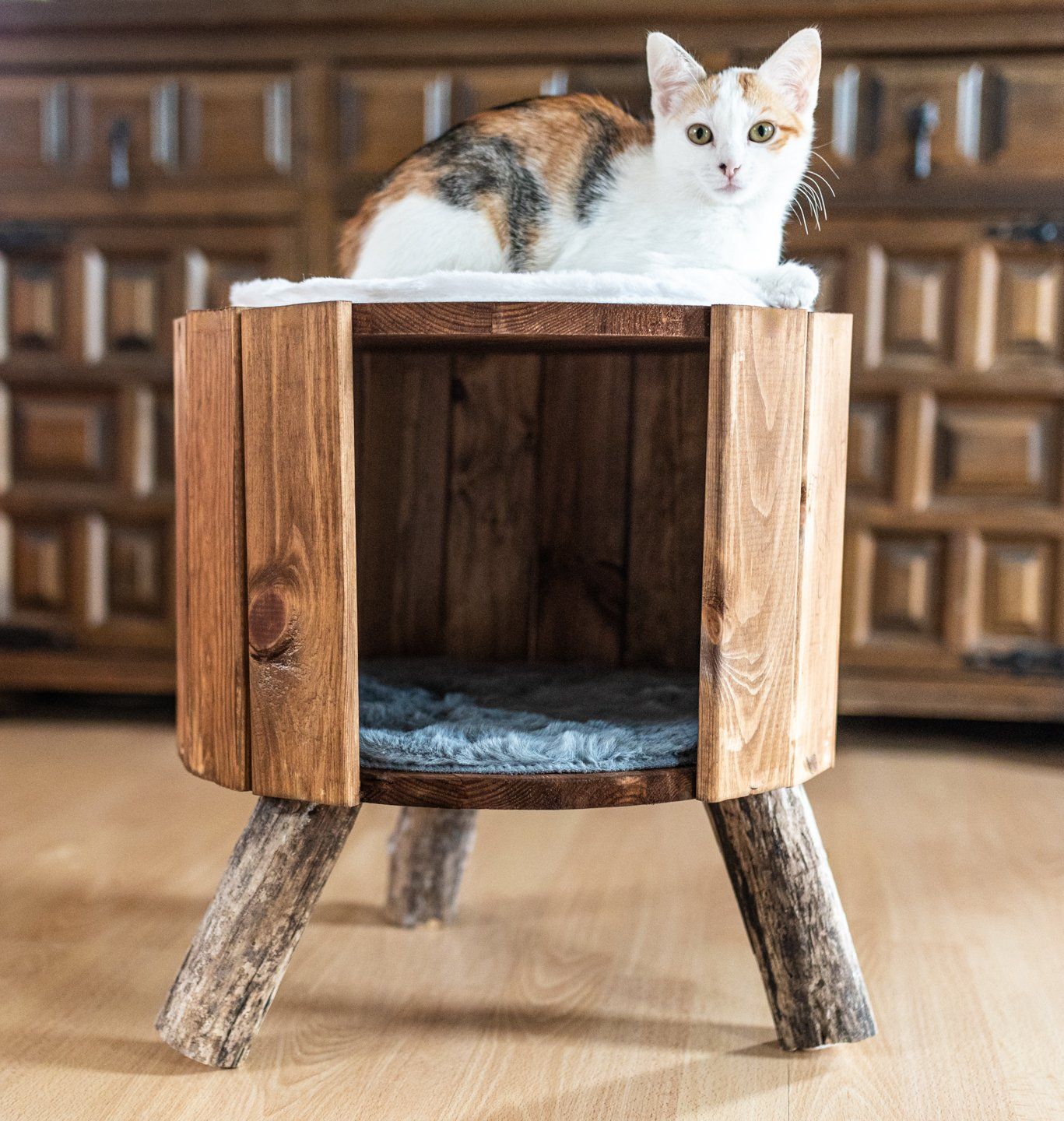 Handgemachte Echtholz-Katzenmöbel - individuell, exclusiv, nachhaltig. Echtholz Katzenkratzbaum. Die Tom Cat Kuschelhöhle.