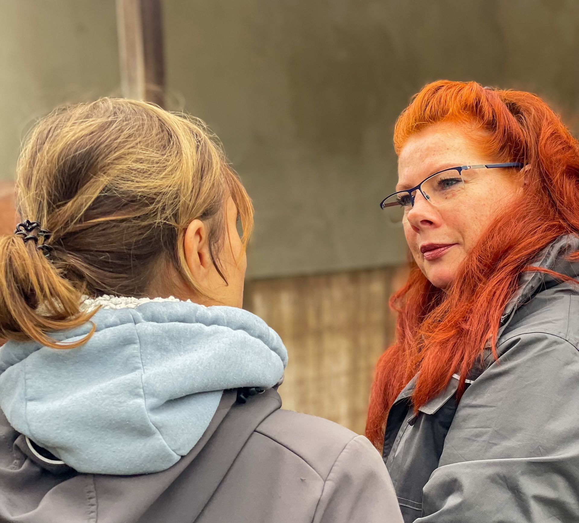 Frau Hahlweg mit roten Haaren schaut Seminarteilnehmer an