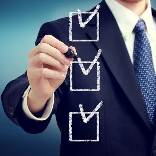 Metodología para auditorías sobre el compliance internas y de socios de negocio. Imagen de auditor repasando el compliace