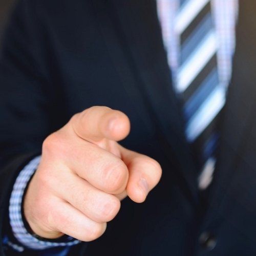 Metodología para gestión de denuncias, irregularidades y relaciones en el compliance. Ejecutivo llamando la atención y denuncia en el compliance