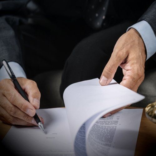 Metodología para seguimiento del compliance y oficiales de cumplimiento. Responsable de cumplimiento trabajando