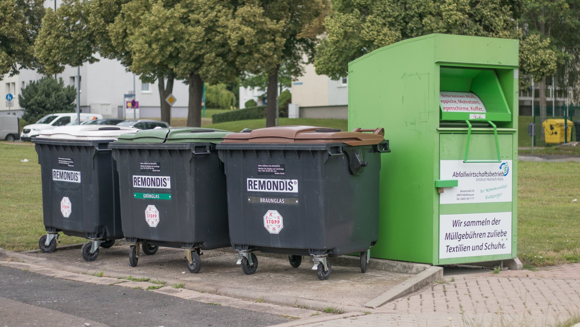 Foto: Glas- und Altkleidercontainer