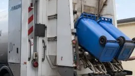 Foto: blaue Behälter am Abfallsammelfahrzeug