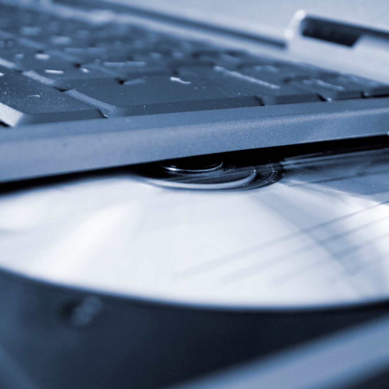 Sicherheit und Datenrettung:
Falls Sie aus Versehen Ihre Bilder oder Daten gelöscht / formatiert haben, bitte den Rechner ausschalten und SOFORT um Hilfe rufen!
Keinesfalls eigene Versuche unternehmen, der betroffene Datenträger darf nicht mehr bearbeitet oder überschrieben werden!!!