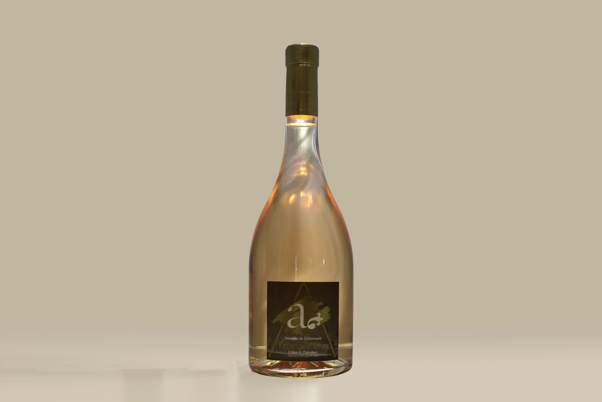 Rosé vin côte de provence cuvée triangle d'or cuers paca wine CEPAGES Grenache (70%), Syrah (17%), Rolle (13%). Vendanges manuelles. Rendement limité. Agriculture Raisonnée. VINIFICATION Parcellaire et par cépage. Refroidissement des raisins puis pressurage direct, sans macération. Débourbage à basse température, travail des bourbes séparément, fermentation alcoolique en cuve inox thermo-régulée. Les vins se reposent ensuite jusque fin novembre où l’art subtil et délicat des assemblages a lieu. NOTES de DEGUSTATION Vin rosé de grande finesse. Minéral. Sous une légère couleur pêche, le nez dévoile de subtils et élégants aromes de pomelo, zeste de citron et petits fruits rouges. La bouche offre une matière ronde et gourmande soulignée par une fraîcheur persistante, et une pointe de réglisse en finale. ASSOCIATIONS METS/ VIN Ce vin rosé de gastronomie avec sa robe très claire, s’appréciera sur des mets de grande finesse, poissons méditerranéens, canette au miel et au romarin, rösti de pommes de terre à la truite fumée ou un saumon gravlax à l’aneth. Température de service : 10° - 12°C Garde 3 ans
