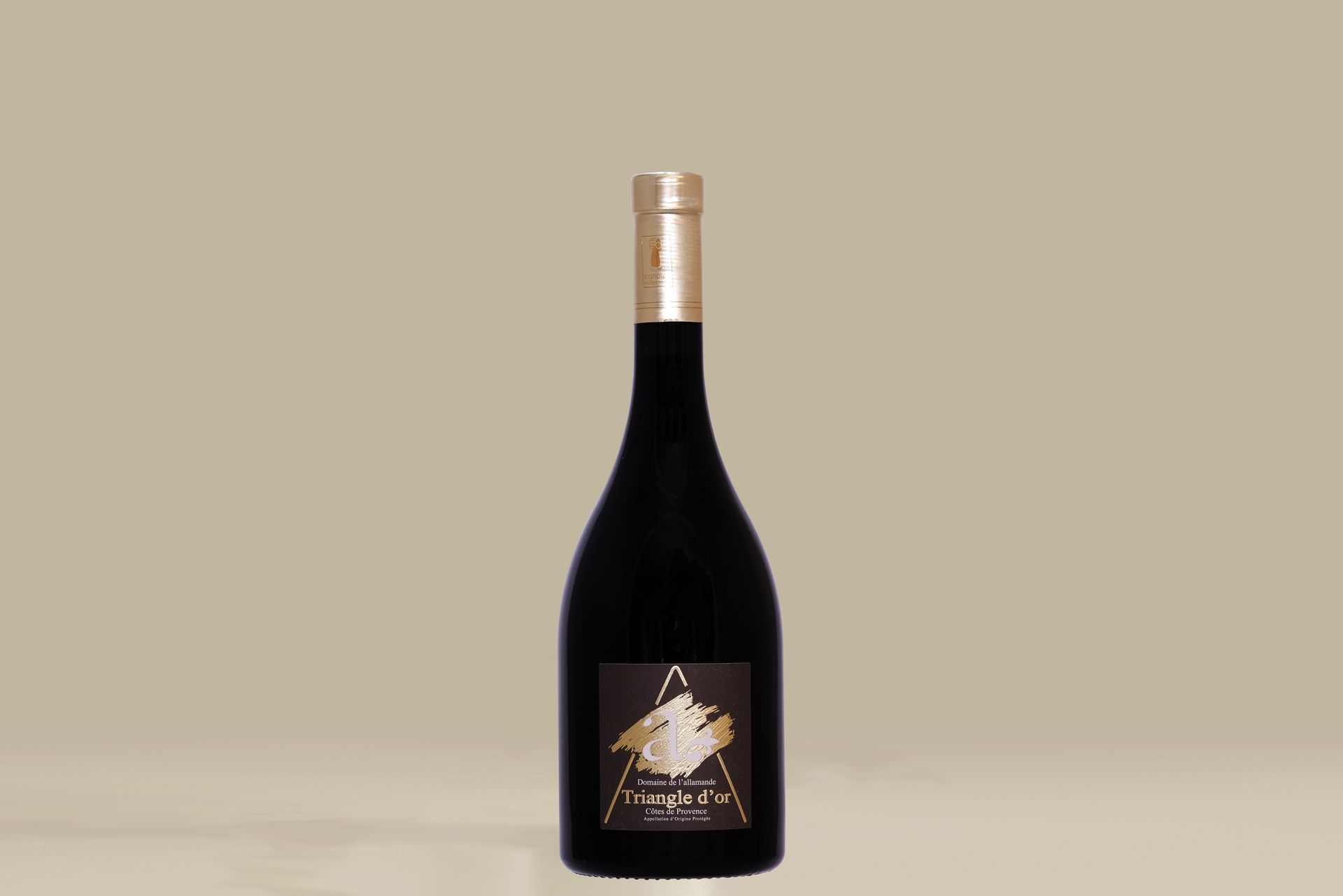 Rosé Rouge Blanc cuvée exception vin côte de provence cuvée triangle d'or cuers paca wine CEPAGES Grenache (70%), Syrah (17%), Rolle (13%). Vendanges manuelles. Rendement limité. Agriculture Raisonnée. VINIFICATION Parcellaire et par cépage. Refroidissement des raisins puis pressurage direct, sans macération. Débourbage à basse température, travail des bourbes séparément, fermentation alcoolique en cuve inox thermo-régulée. Les vins se reposent ensuite jusque fin novembre où l’art subtil et délicat des assemblages a lieu. NOTES de DEGUSTATION Vin rosé de grande finesse. Minéral. Sous une légère couleur pêche, le nez dévoile de subtils et élégants aromes de pomelo, zeste de citron et petits fruits rouges. La bouche offre une matière ronde et gourmande soulignée par une fraîcheur persistante, et une pointe de réglisse en finale. ASSOCIATIONS METS/ VIN Ce vin rosé de gastronomie avec sa robe très claire, s’appréciera sur des mets de grande finesse, poissons méditerranéens, canette au miel et au romarin, rösti de pommes de terre à la truite fumée ou un saumon gravlax à l’aneth. Température de service : 10° - 12°C Garde 3 ans