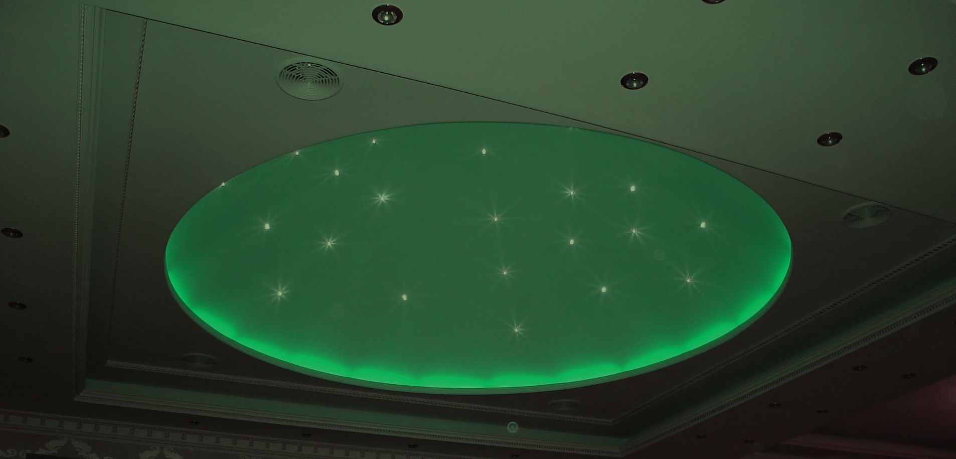 Badezimmer weiß, Badewanne, Armaturen BAdezimmer, Sonnenstrahlen Waschbecken