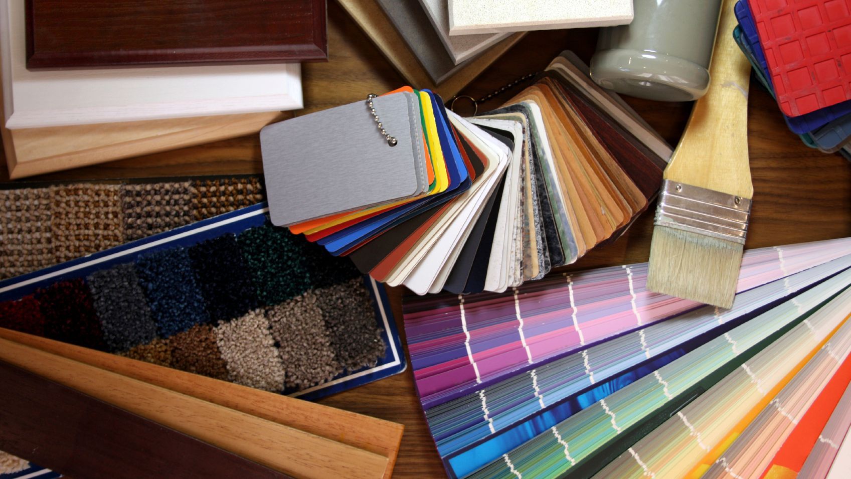 Farbmuster und Pinsel, verschiedene Farbproben