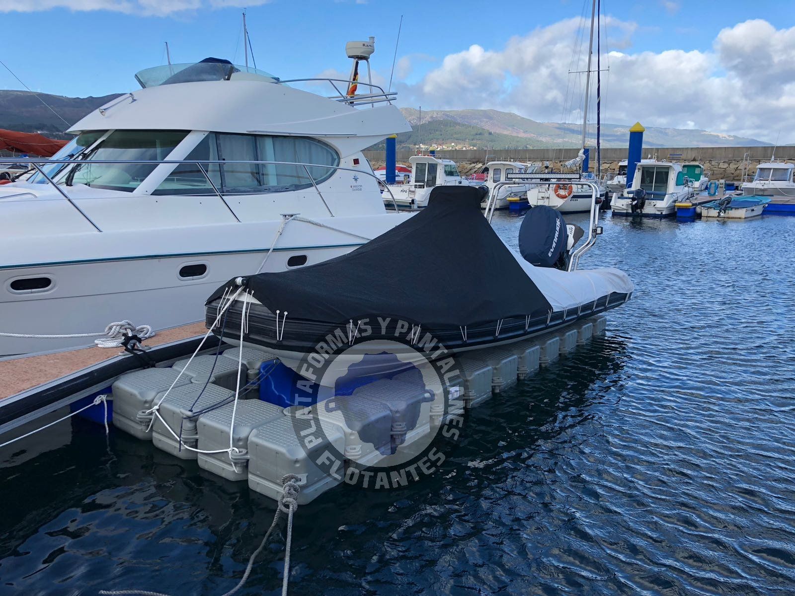 Instalación de plataforma flotante para embarcación neumática
