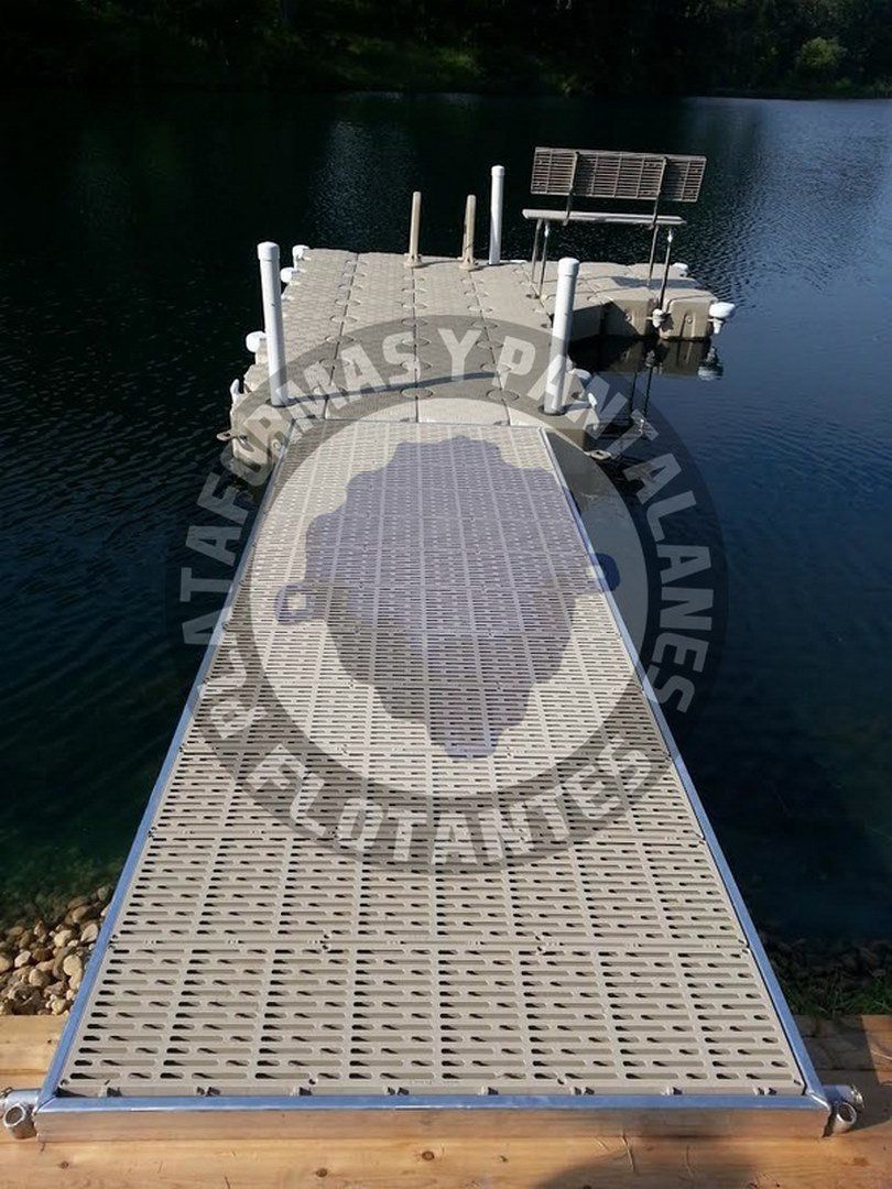Pantalan de acceso a plataforma flotante