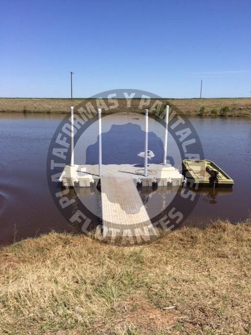 Plataforma flotante de trabajo con pasarela de acceso