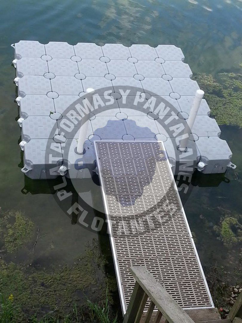 Embarcadero flotante con rampa de acceso