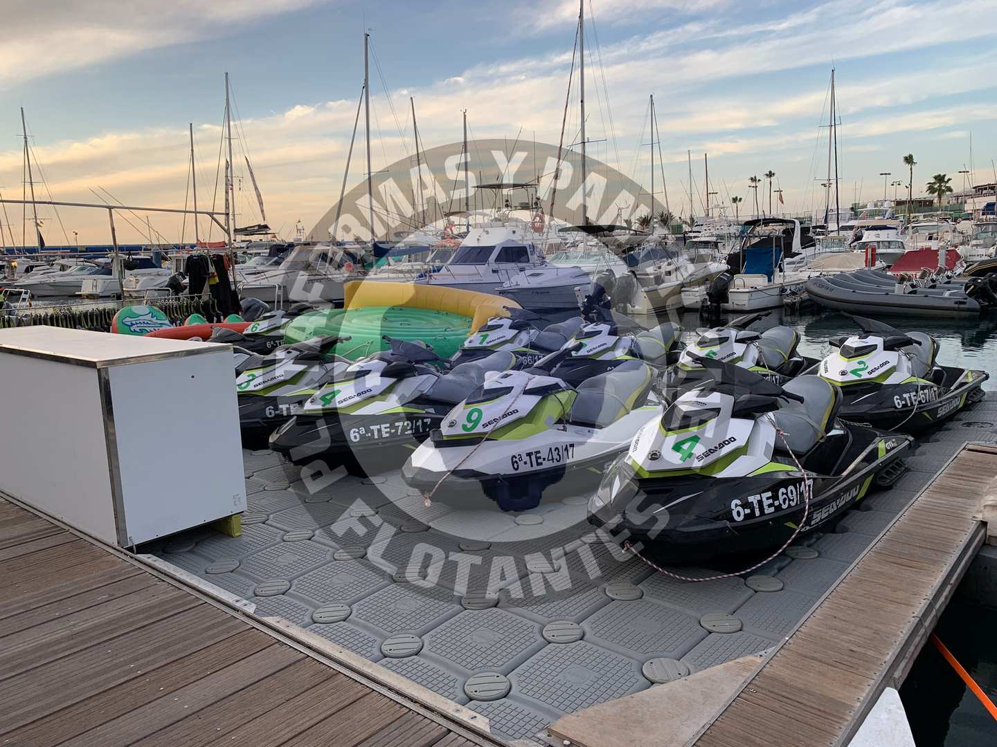 muelle flotante motos de agua
