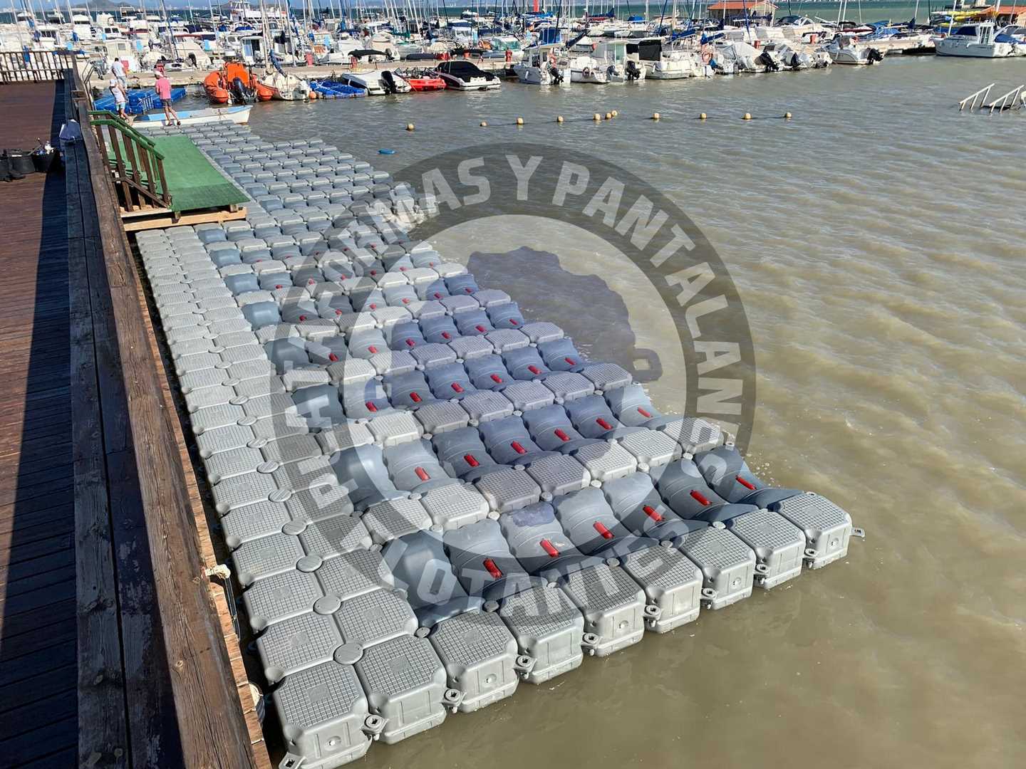 plataforma flotante moto de agua