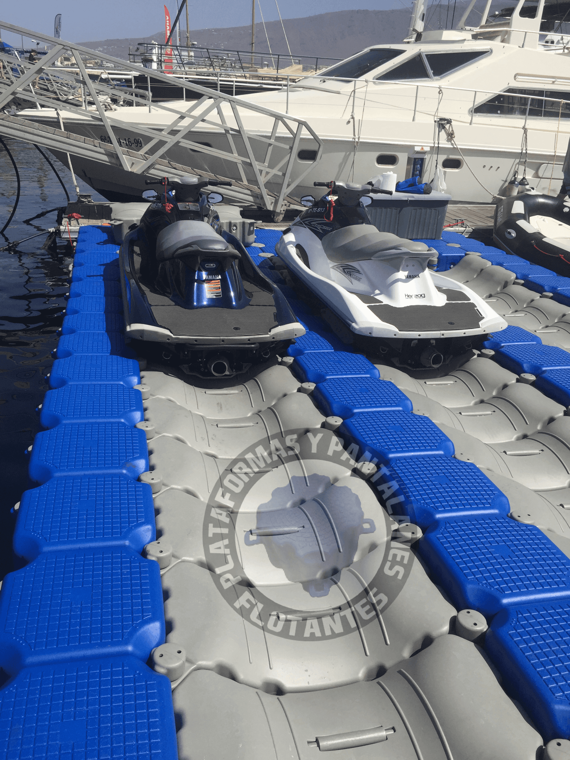 Plataforma con motos de rampa rodillo