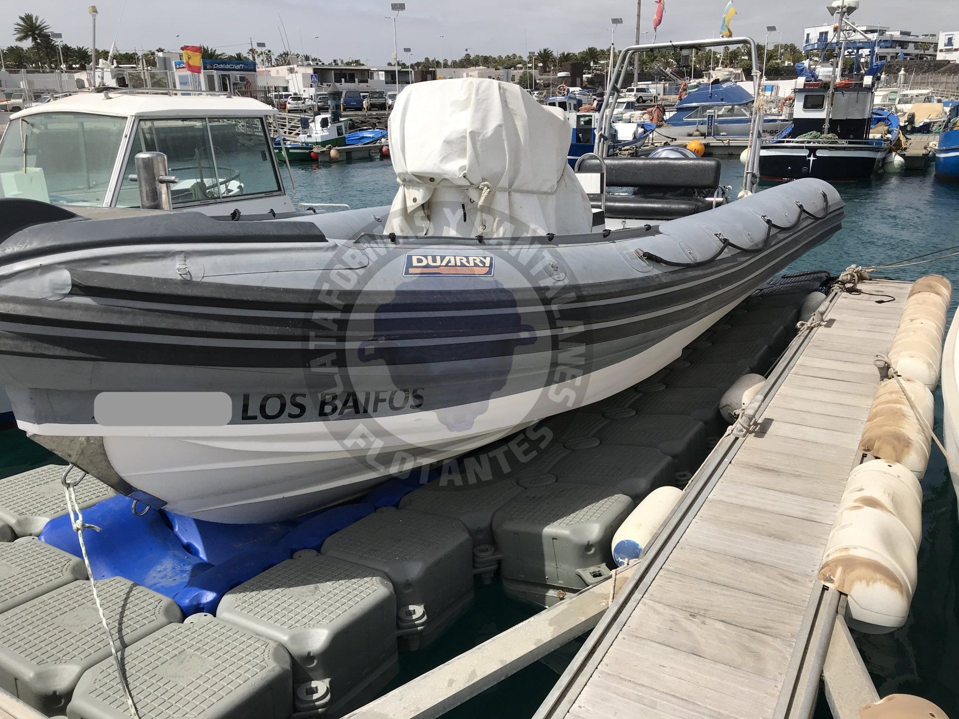 Plataforma flotante para embarcación semi-rígida con rampa de rodillos