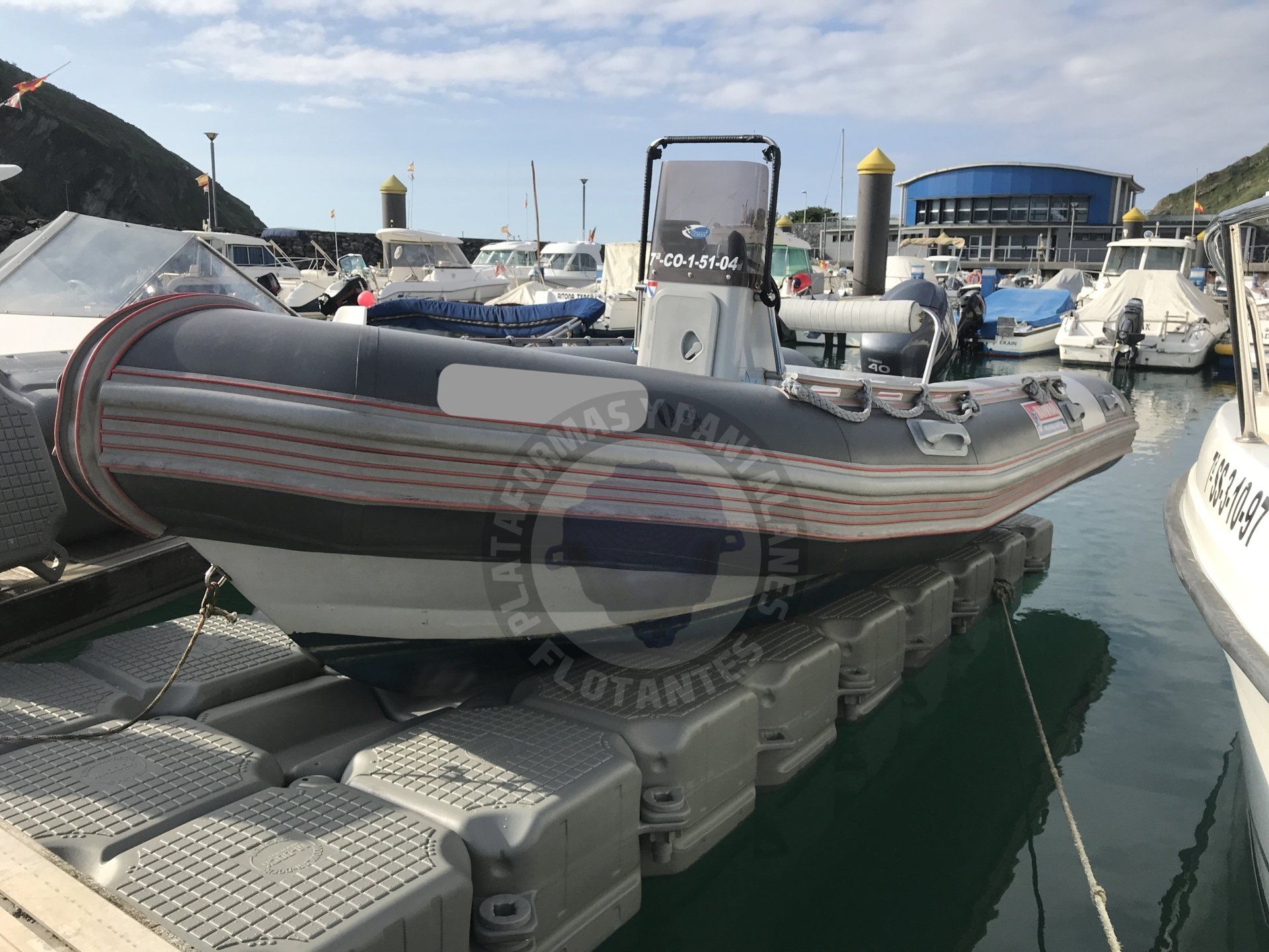 Plataforma para embarcación con sistema de cubo en V