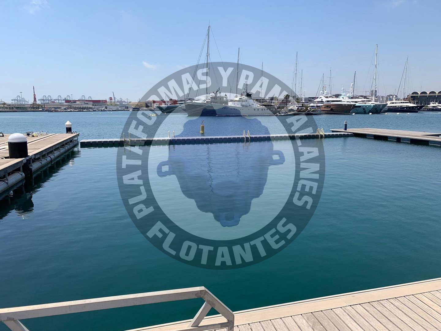 Pantalán flotante de ocio con escaleras para bañarse