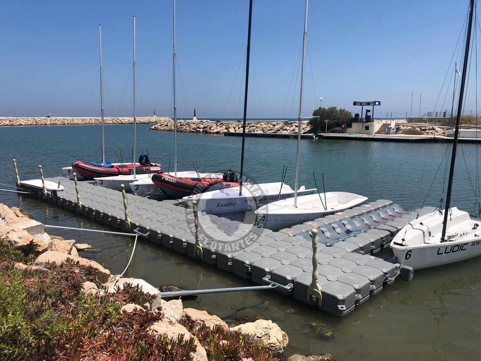 Muelle flotante de cubos