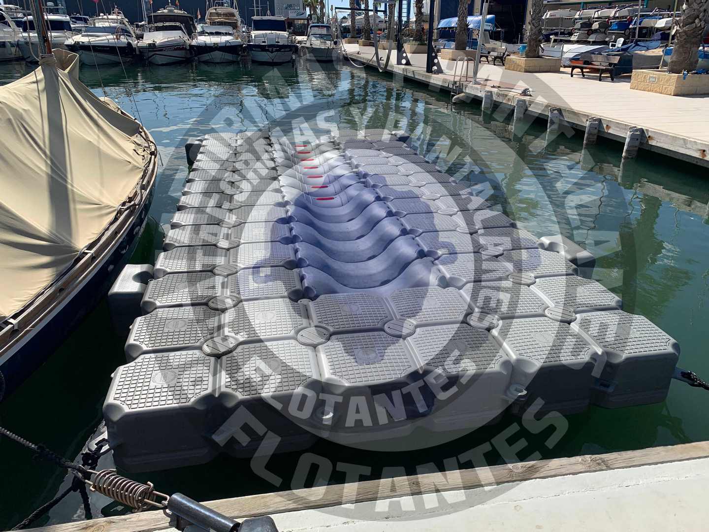 plataforma flotante con rampas de rodillo