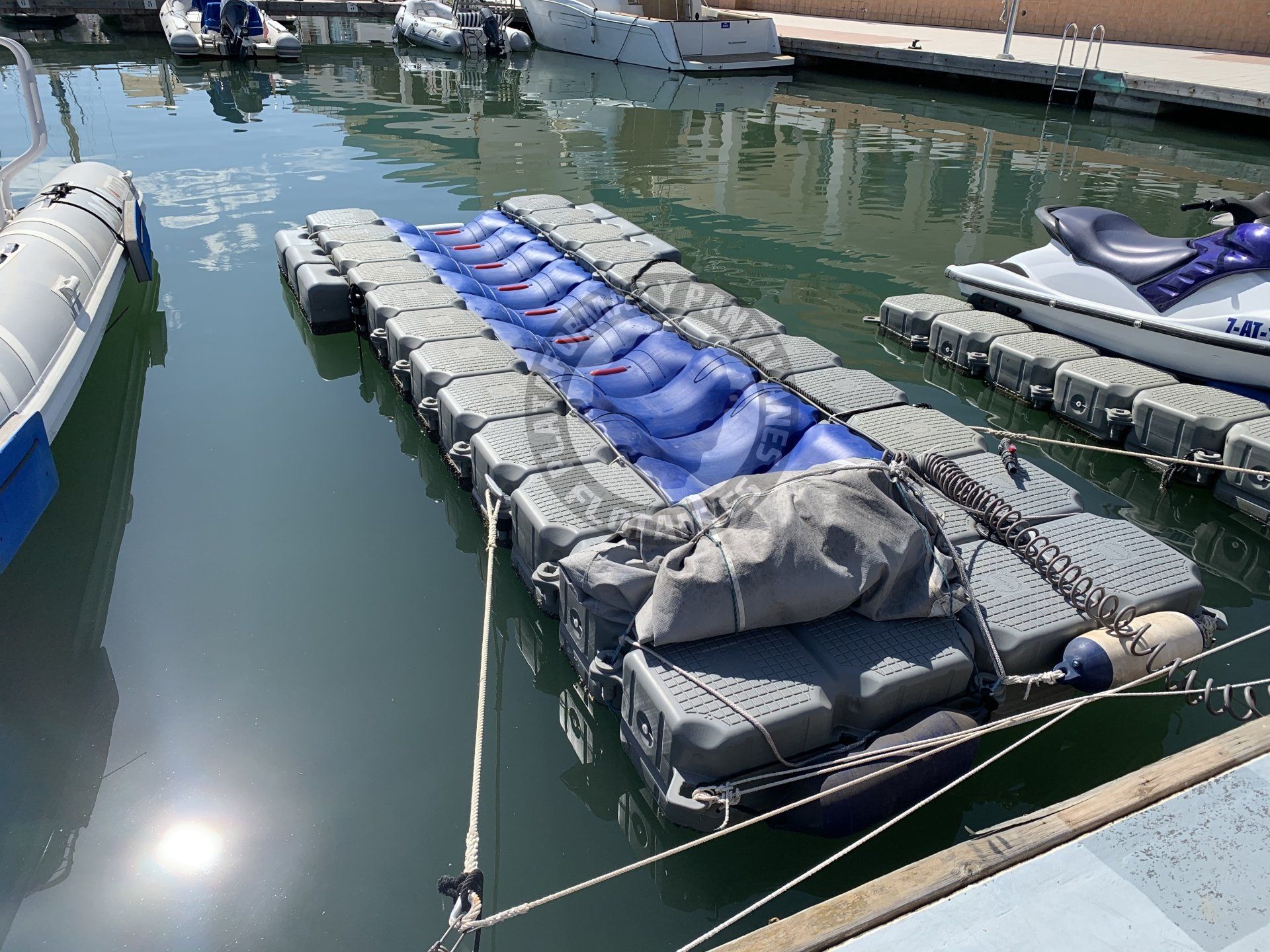 Plataforma para embarcación con sistema de rodillos