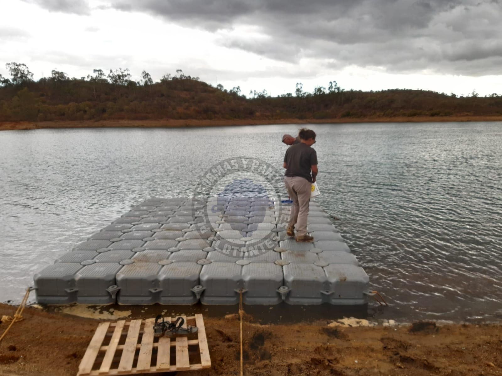 Plataforma flotante de trabajo modular