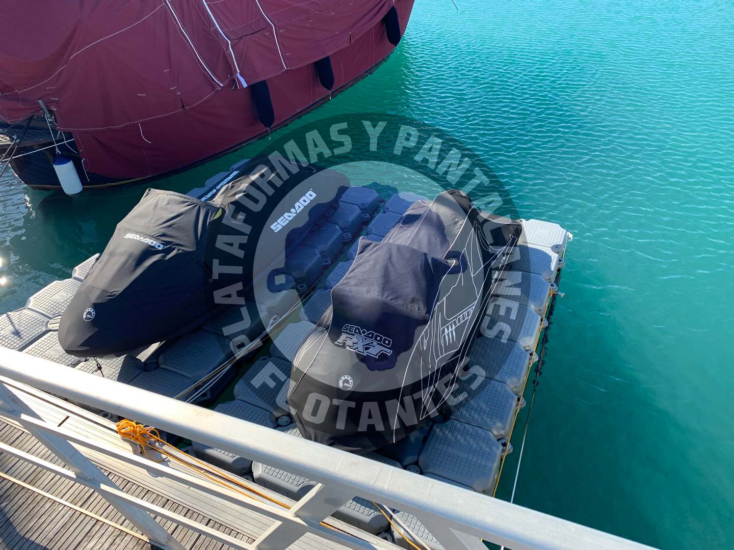 plataforma muelle flotante dos motos