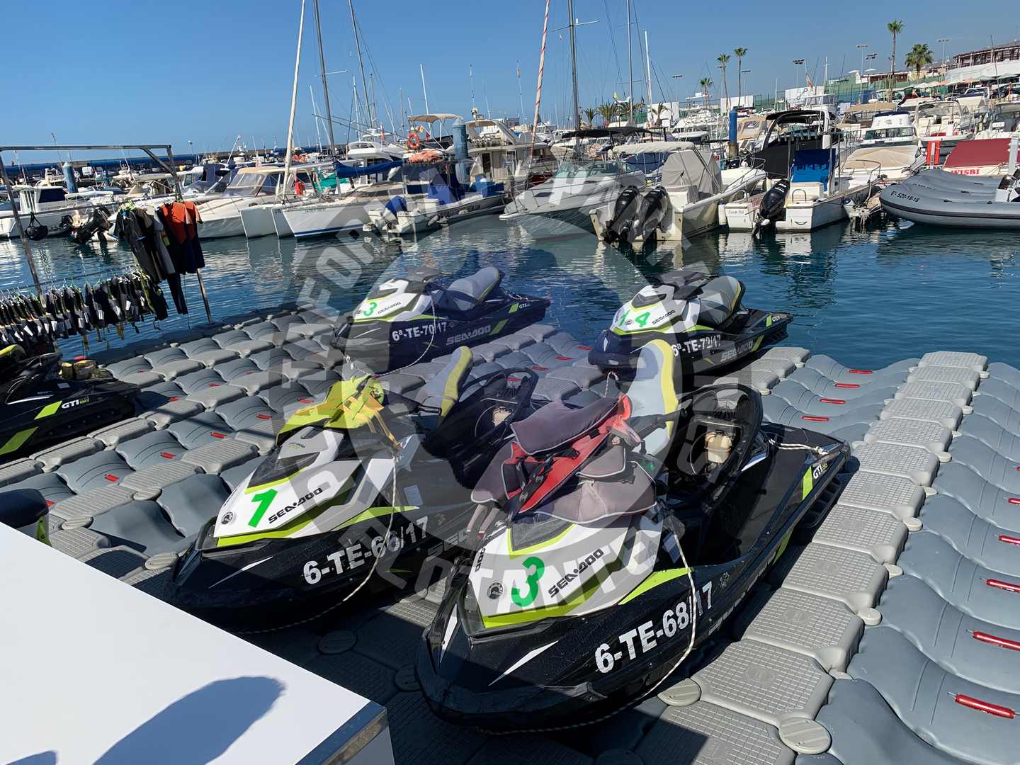 plataforma flotante moto de agua