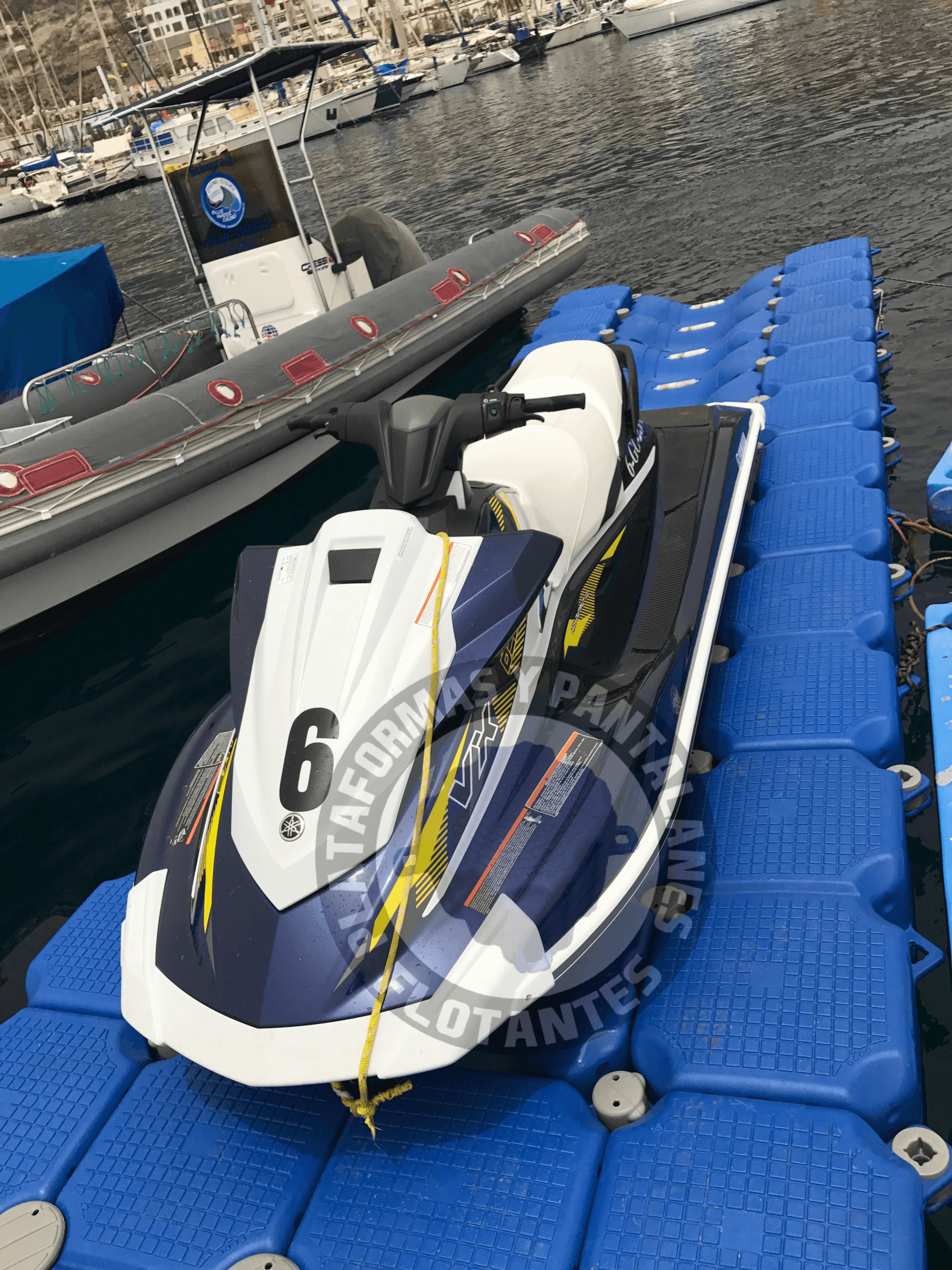 Jet ski en plataforma