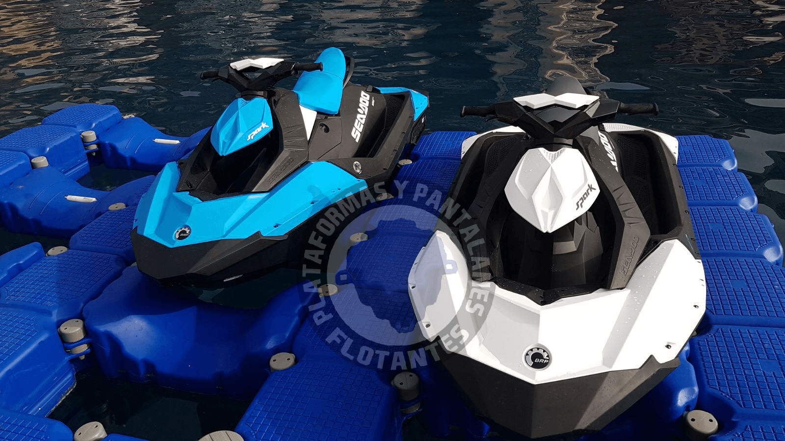 Motos de agua en plataforma flotante