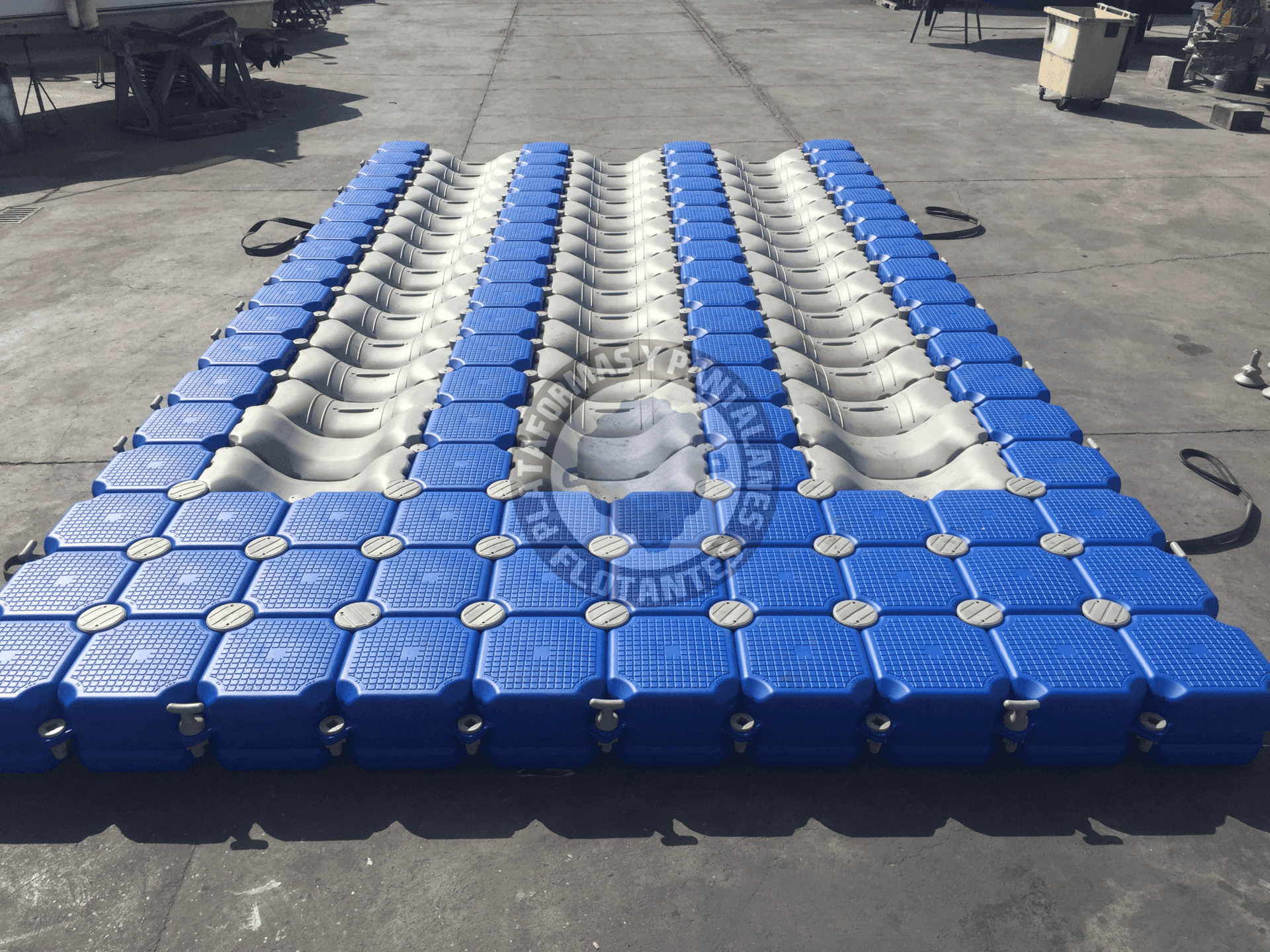 Plataforma flotante para 6 motos de agua