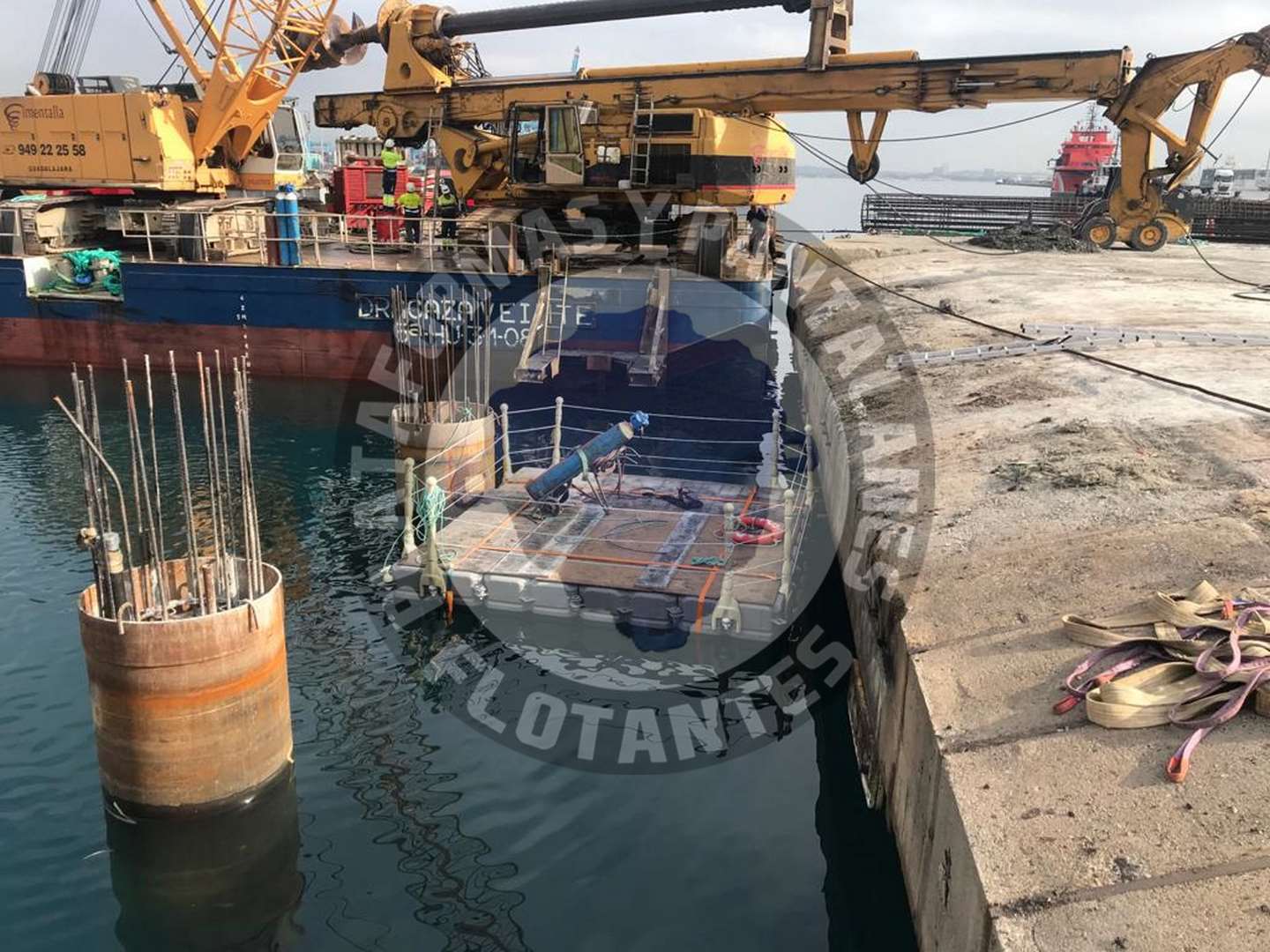 Plataforma flotante con barandilla