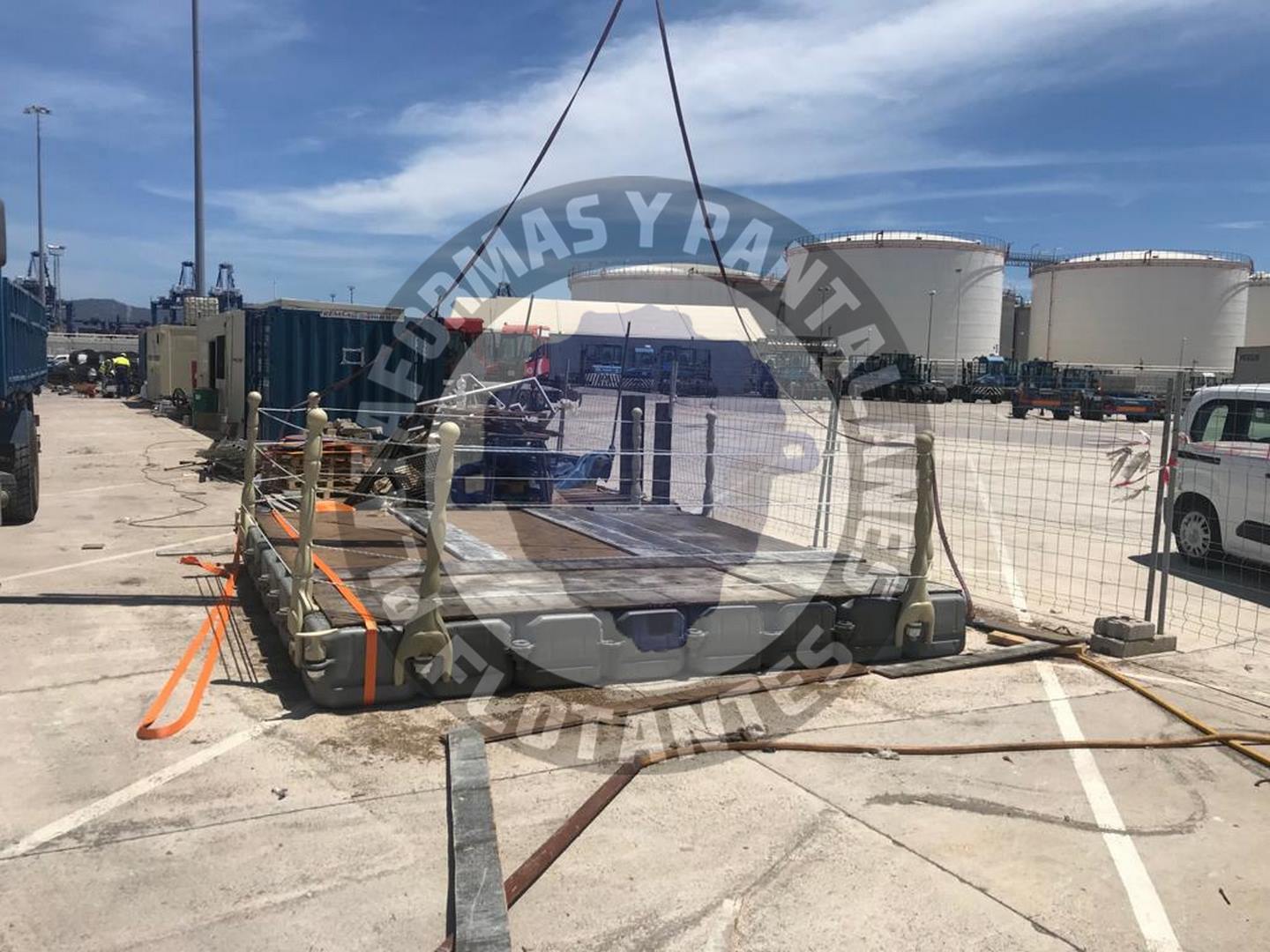 Estructura flotante para trabajos en el agua