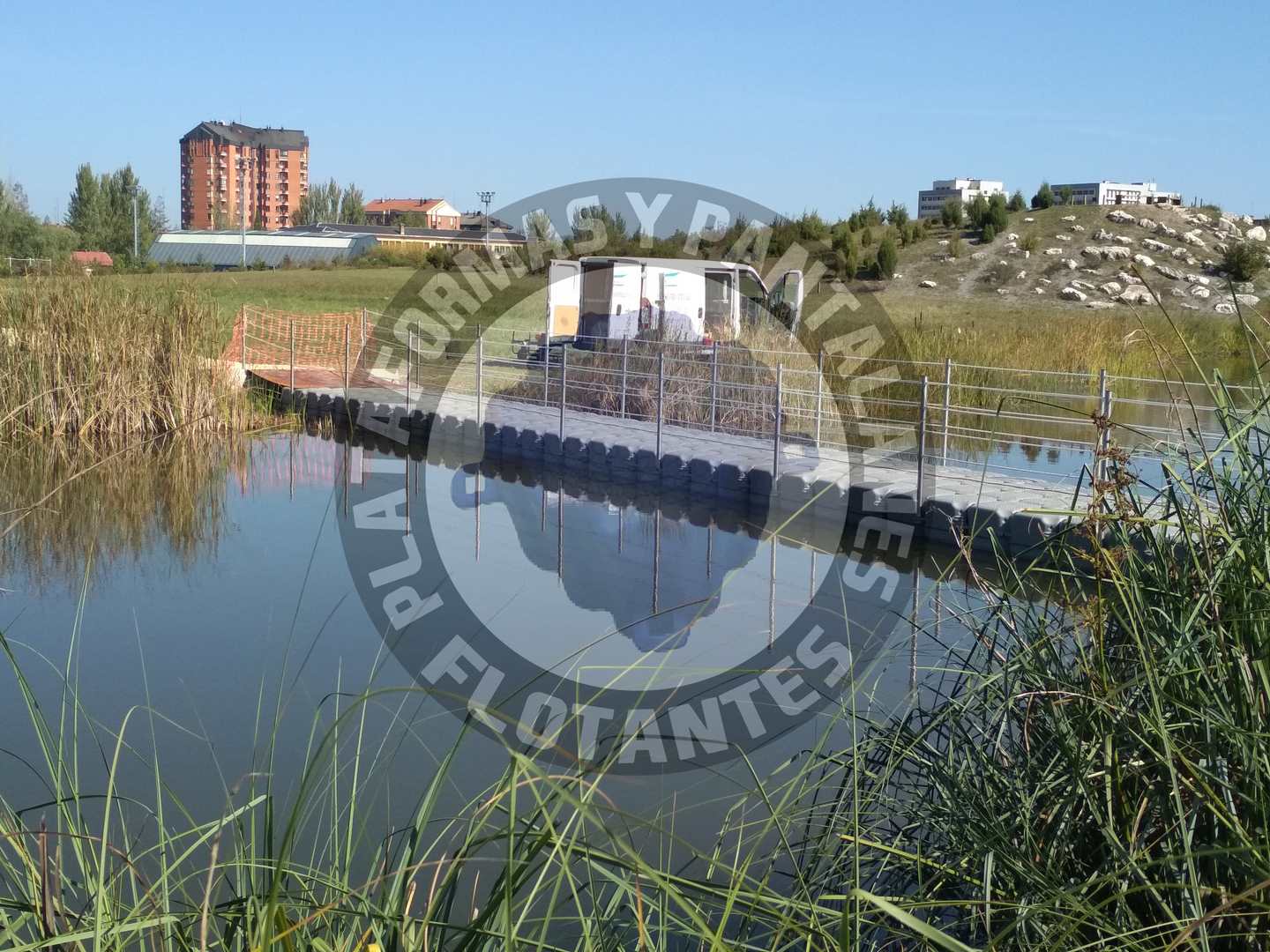 Pantalán flotante para rio