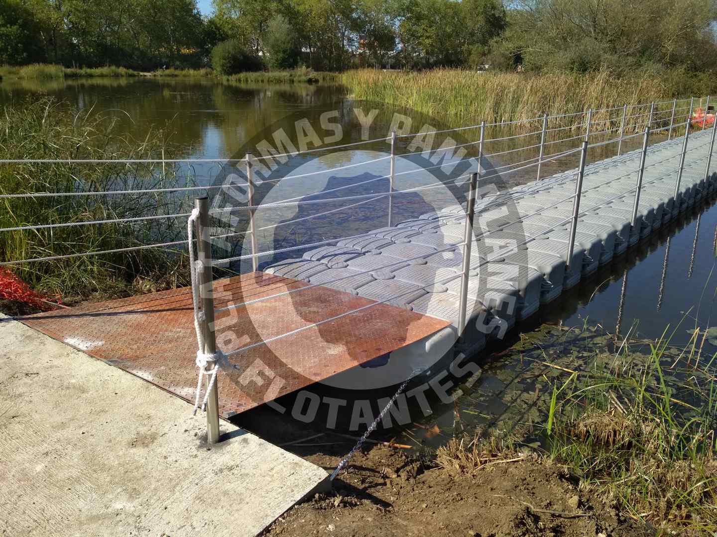 Muelle flotante con barandillas