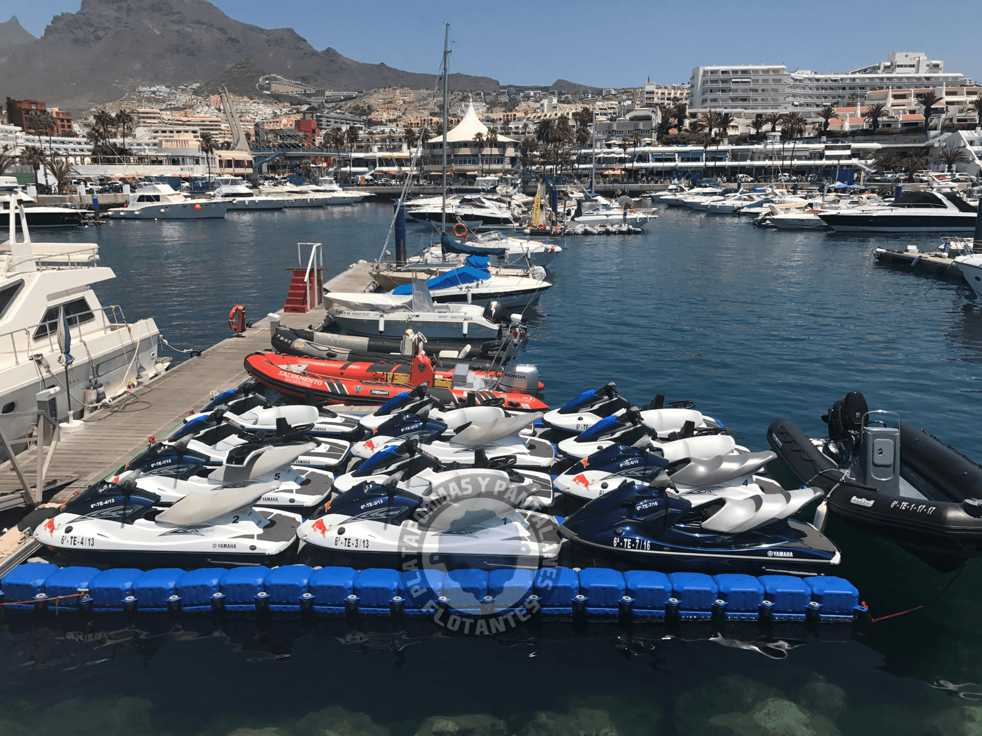 Plataformas para doce motos de agua