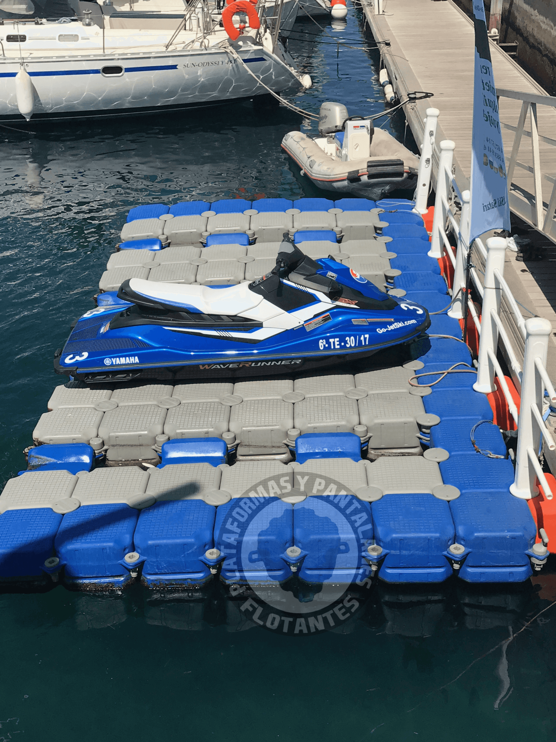 Jet ski en plataforma