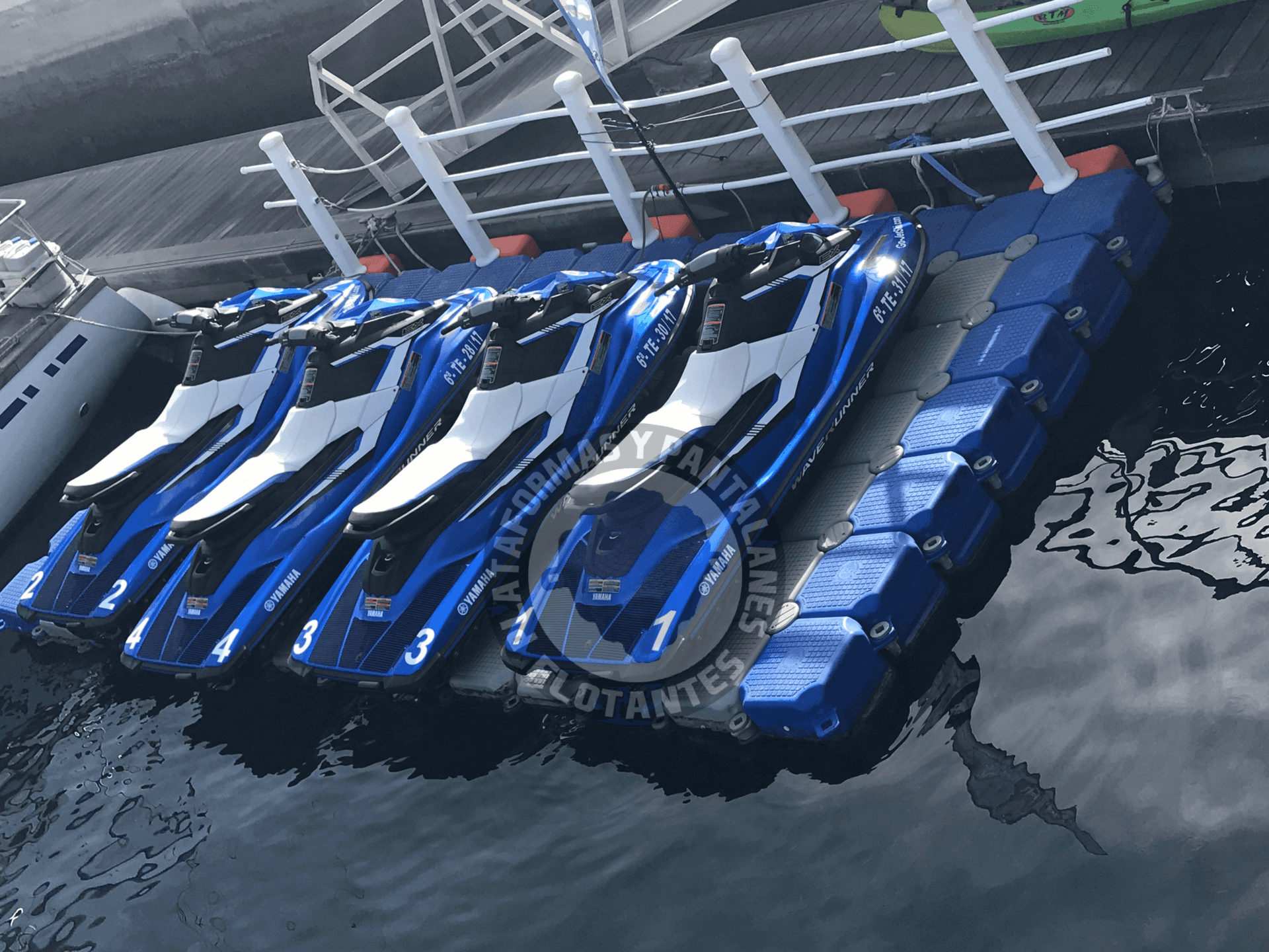 4 Jet ski en muelle flotante