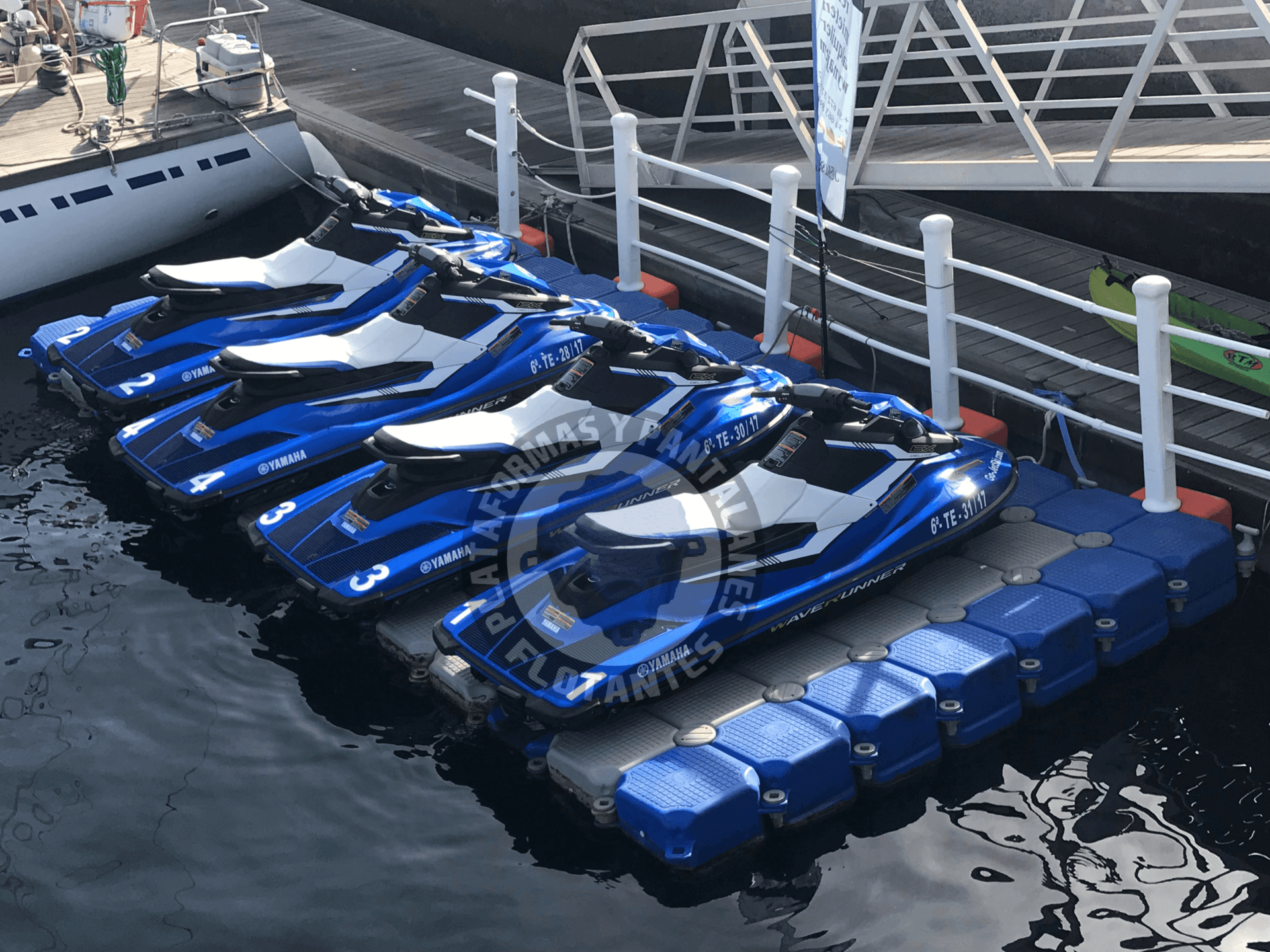 Cuatro Jet ski en plataforma flotante