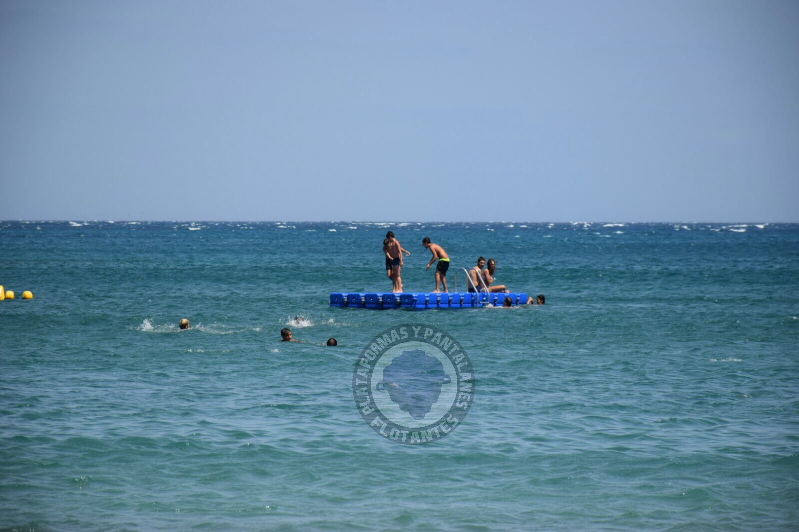 Plataforma flotante para actividades acuáticas en la playa