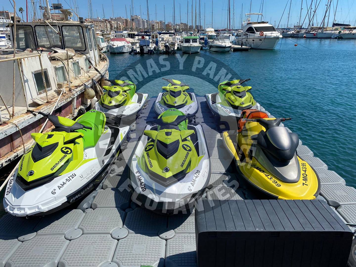 Plataformas flotantes para 6 motos de agua