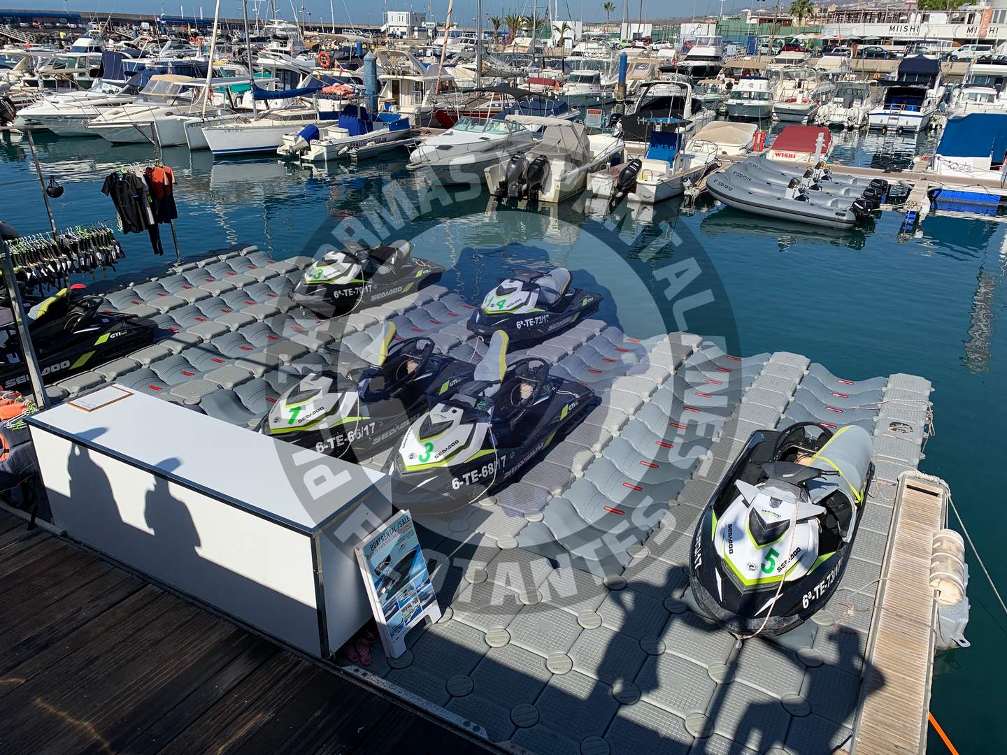 Plataforma flotante para 8 motos de agua