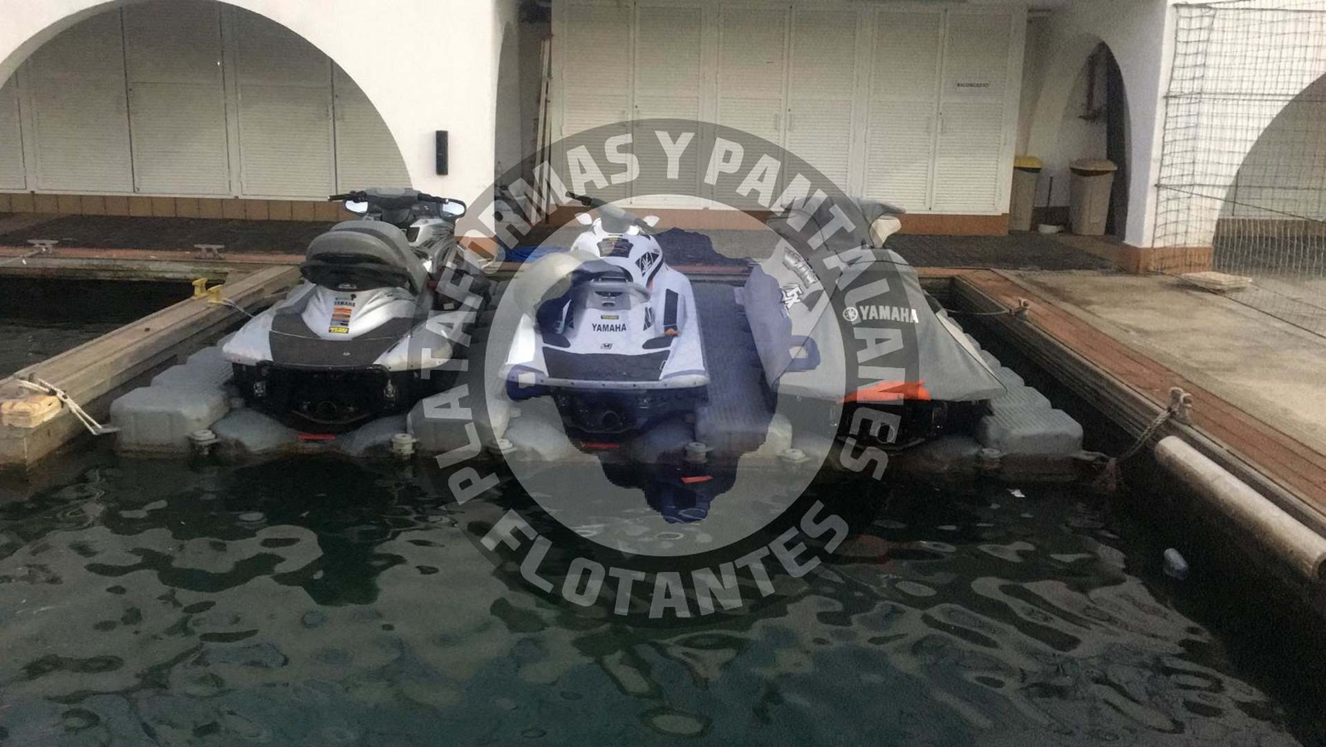 muelles flotantes motos de agua