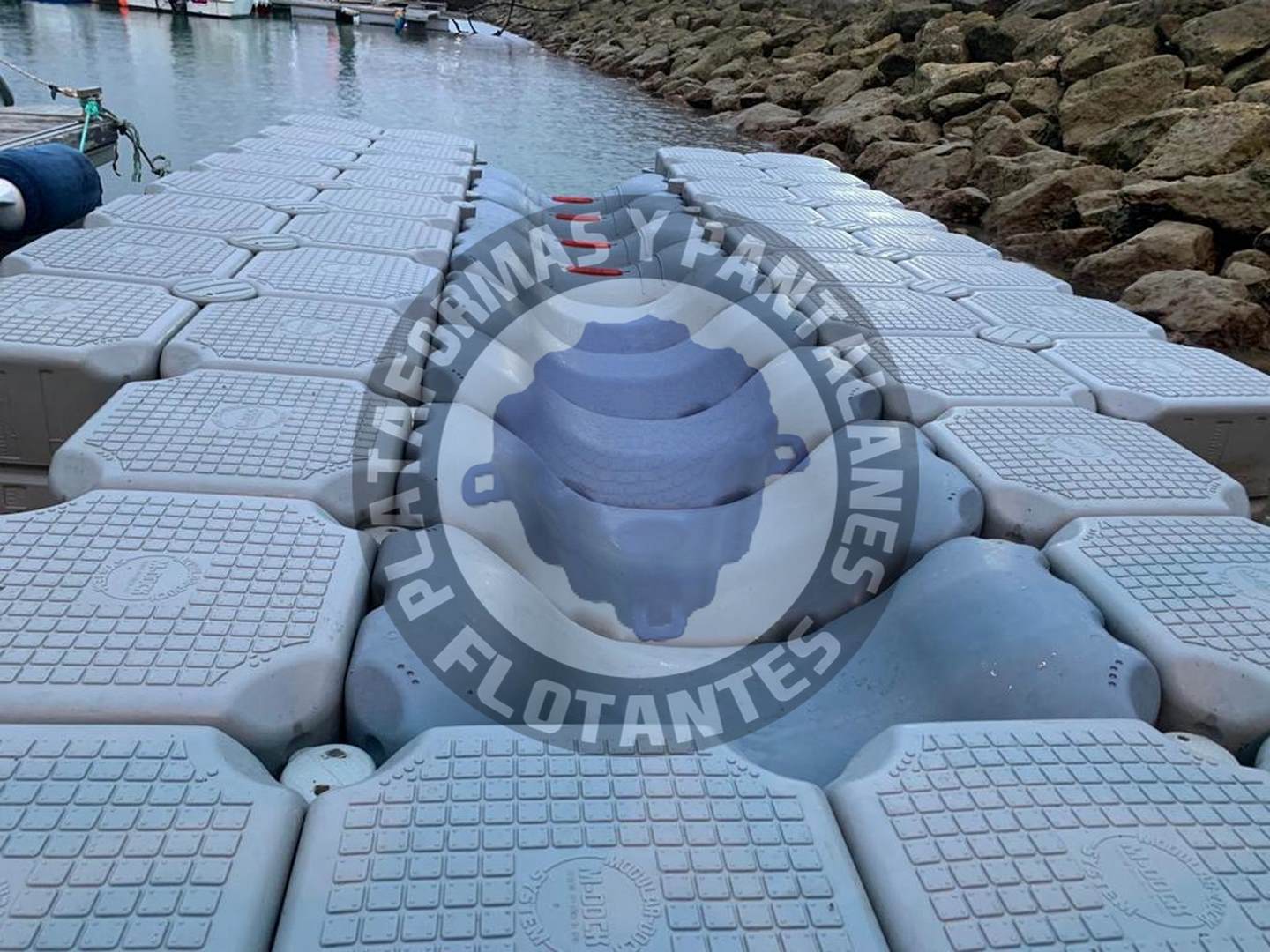 Plataforma para embarcación con sistema de rodillos