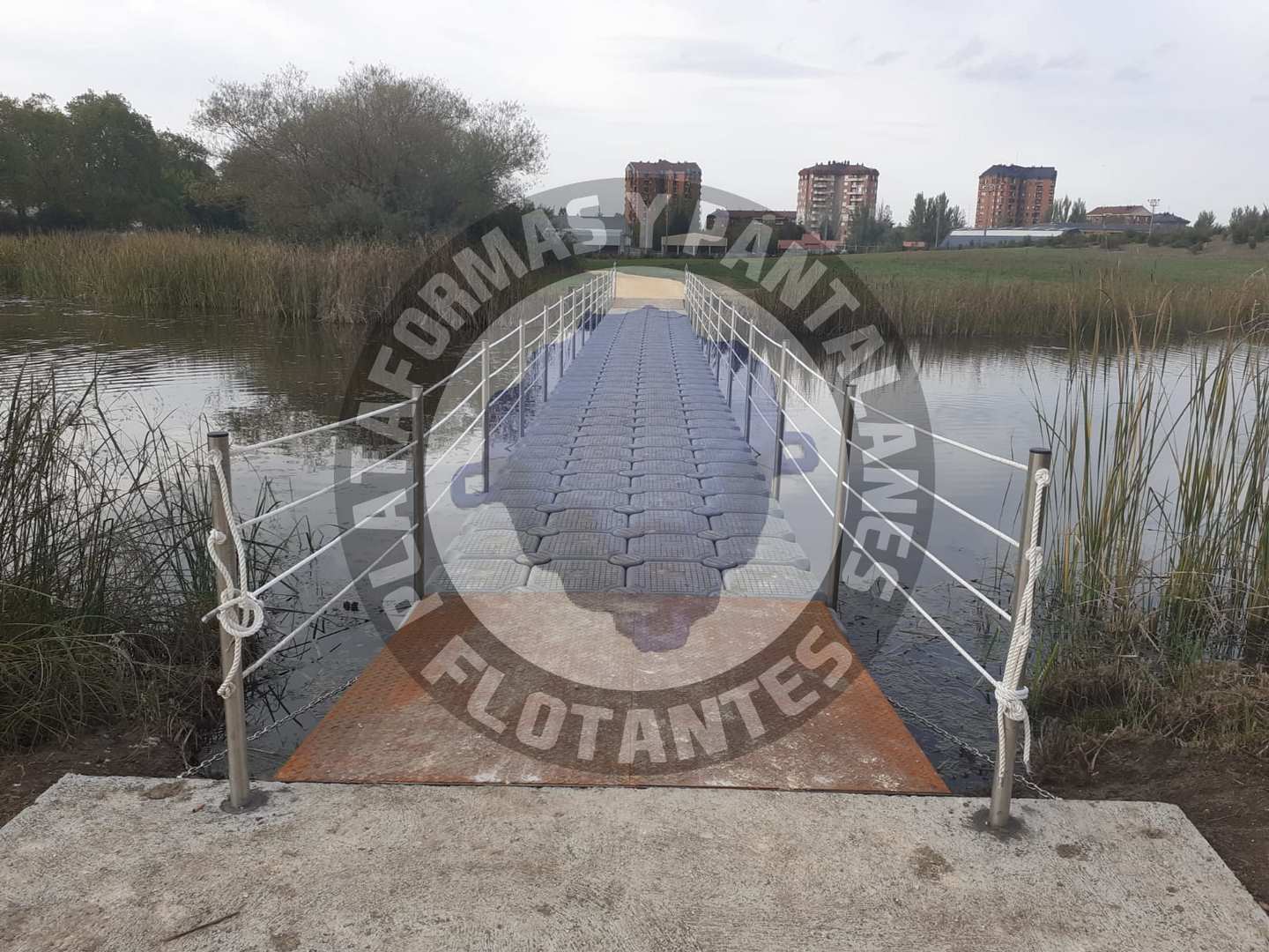 Puente flotante con barandilla