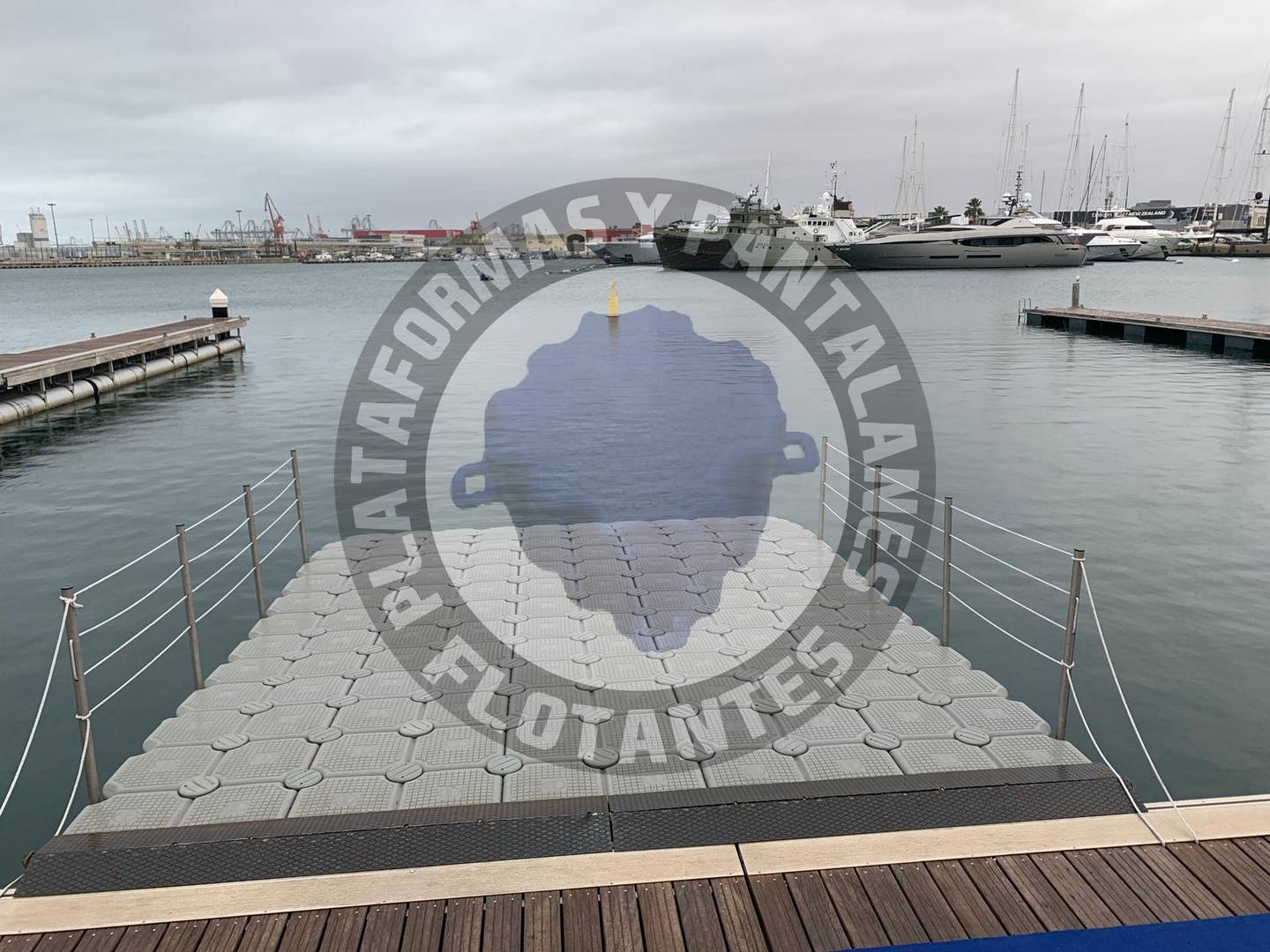 Plataforma flotante con rampa y barandilla