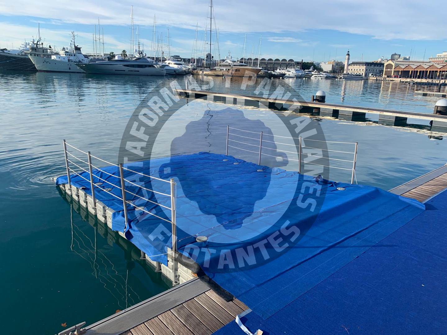 Plataforma flotante con rampa pronunciada