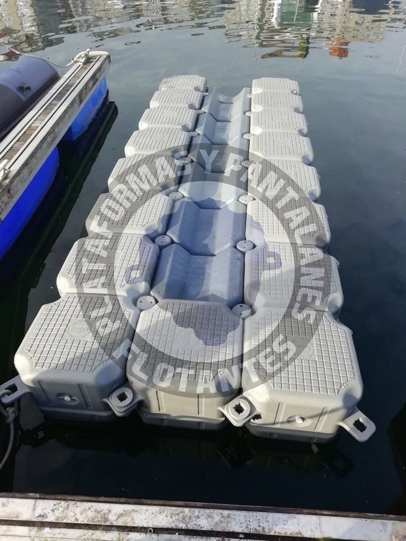 muelle flotante embarcacion
