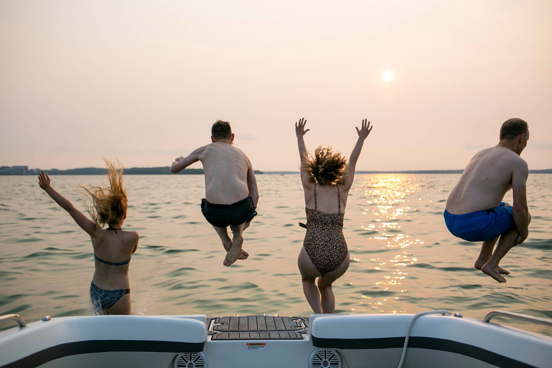 disfrutar con amigos en tu embarcacion